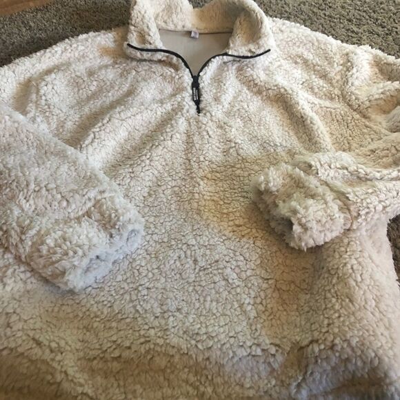 Beautiful super soft plush pull over cotton blend coral velvet light gray.Sherpa - Picture 4 of 9